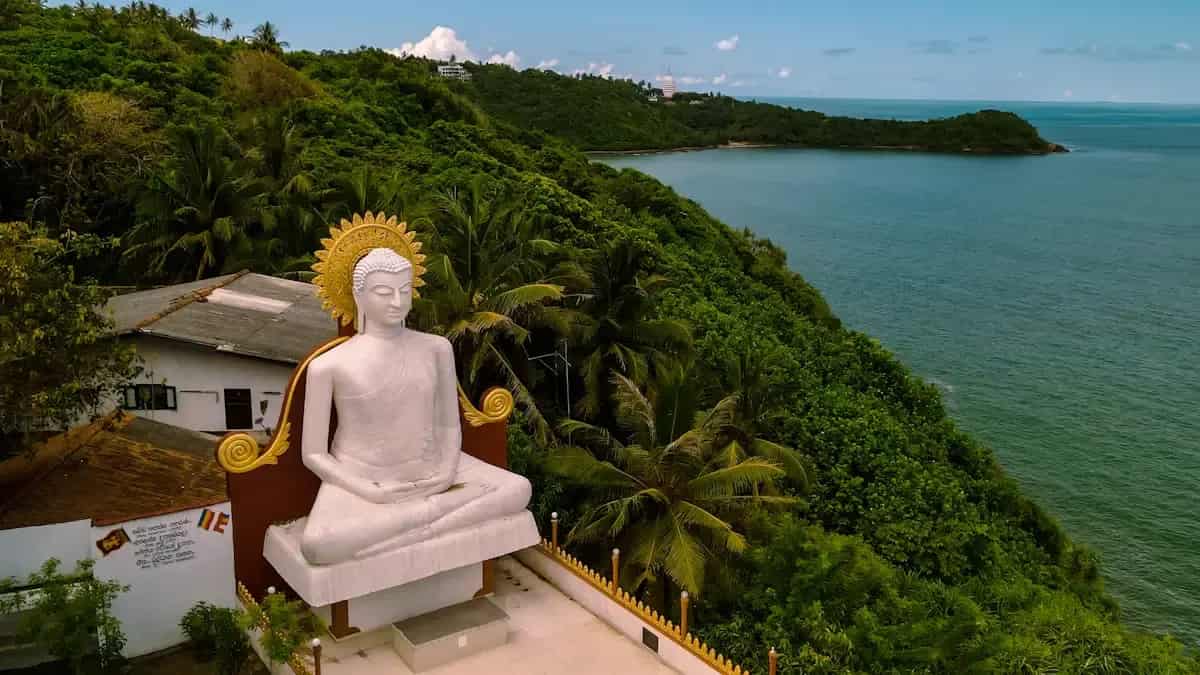 Weiße Buddha-Statue über der Küste