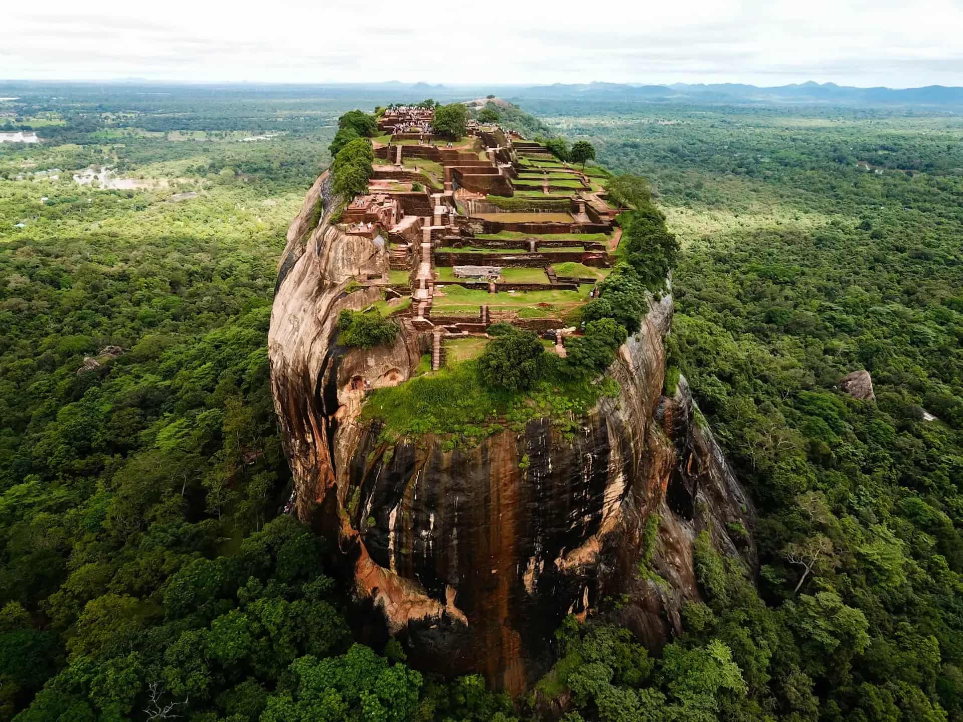 Felsenfestung Sigiriya aus der Luft über dem Dschungel