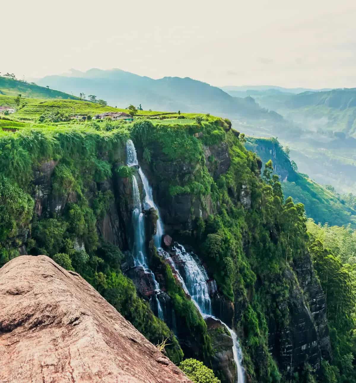 Wasserfall im nebligen Hochland