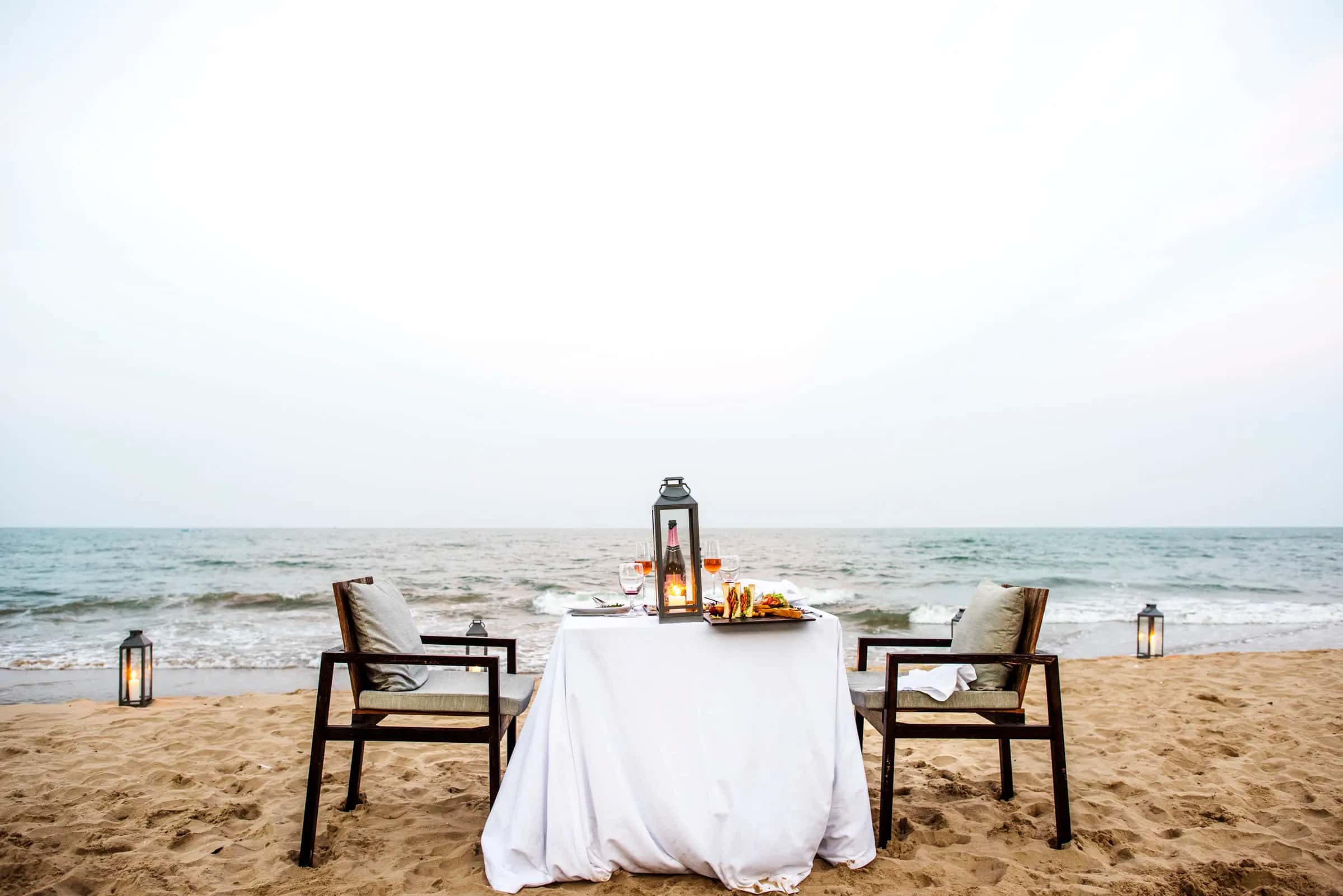 Privates Dinner am Strand mit Laternen – Flitterwochen und Luxusreise