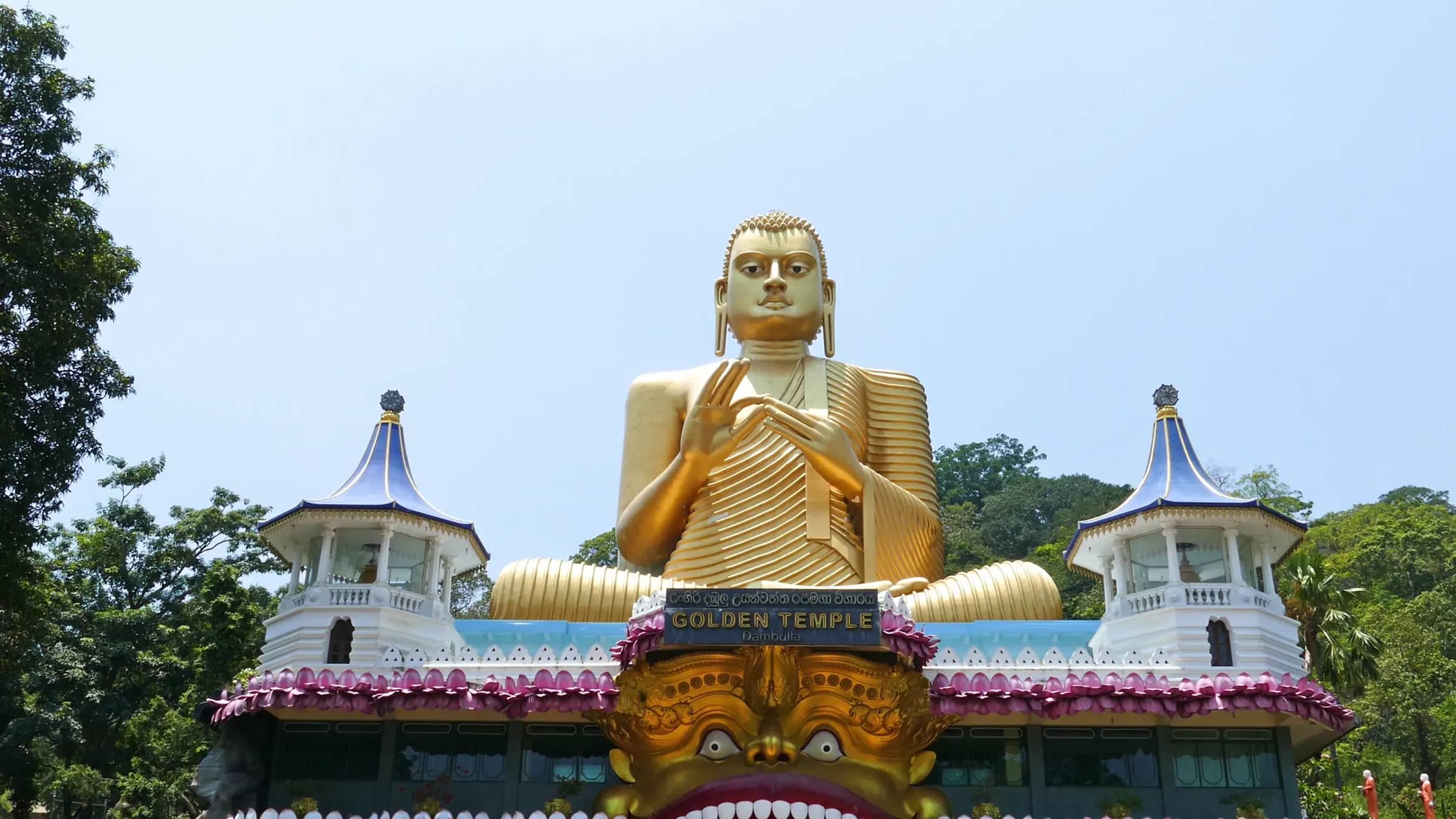Goldener Buddha am Tempel von Dambulla