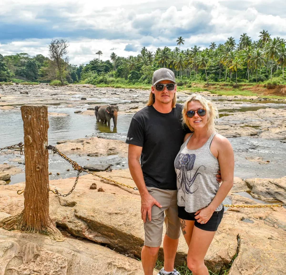 Gäste am Fluss, hinter ihnen ein Elefant