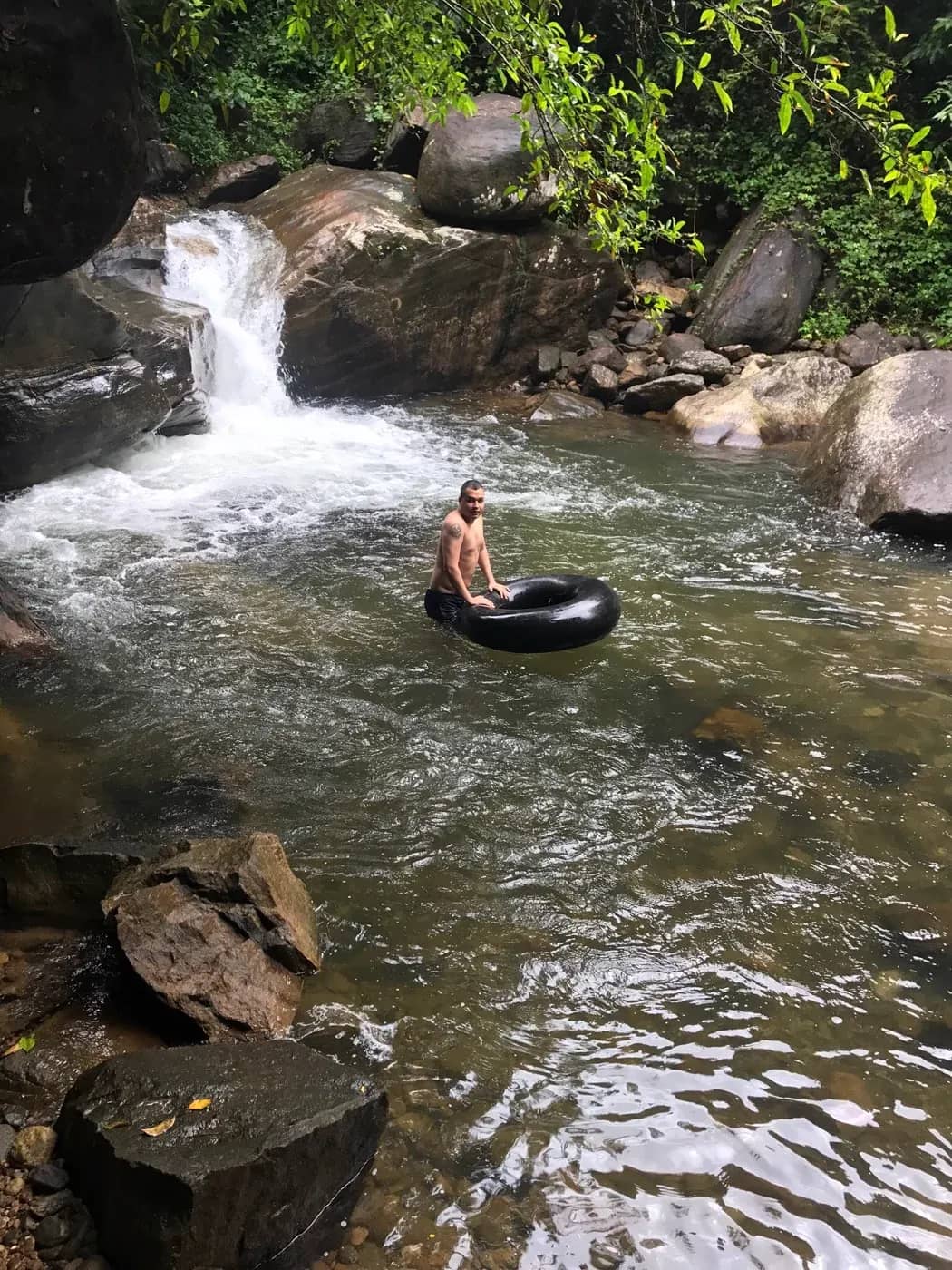 Abkühlung im Fluss bei Kitulgala