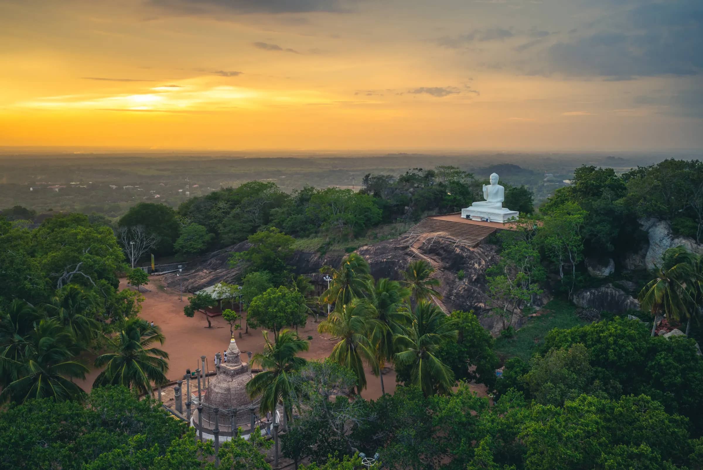 Mihintale bei Anuradhapura in der Abenddämmerung