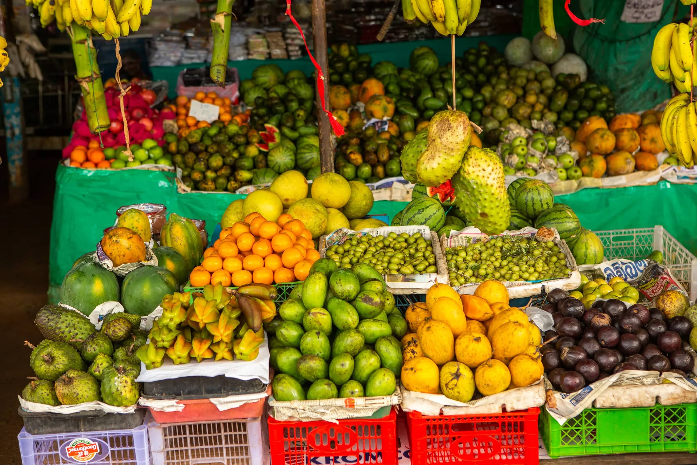 Tropische Früchte auf einem Markt in Sri Lanka