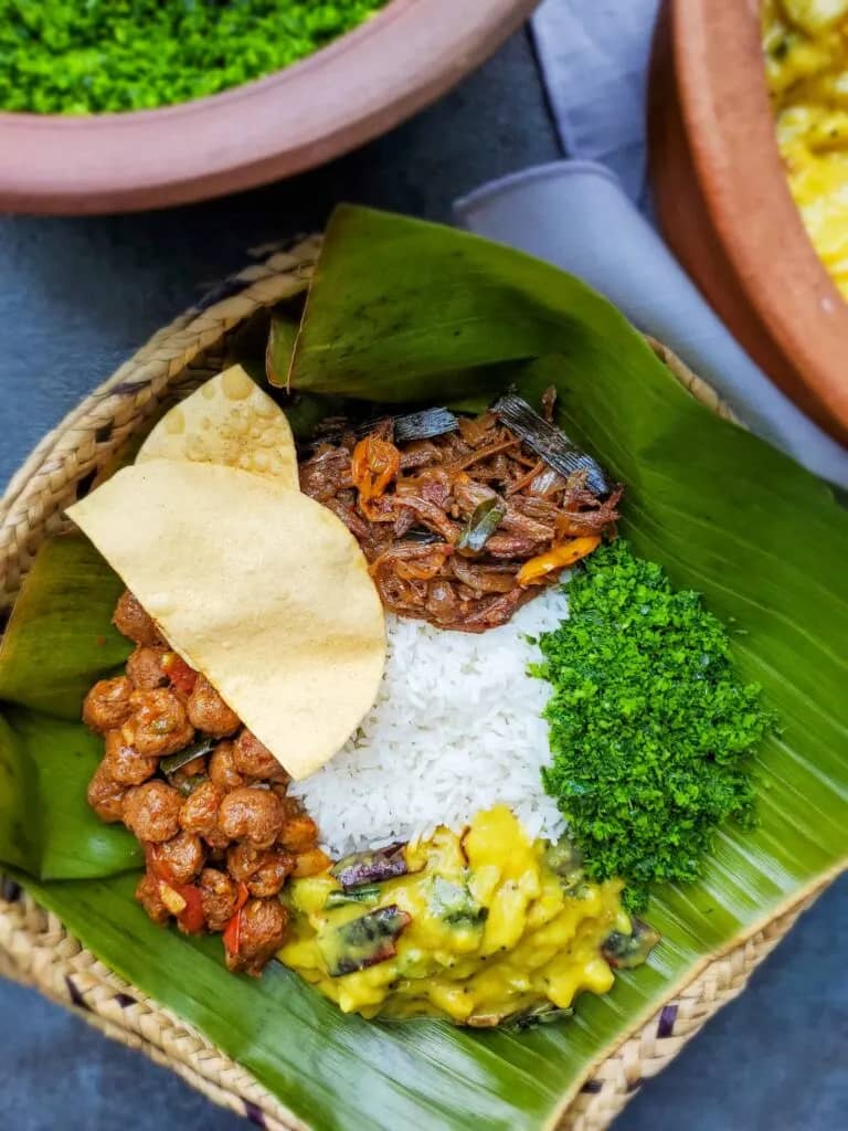 Reis und Curry auf dem Bananenblatt – Essen in Sri Lanka