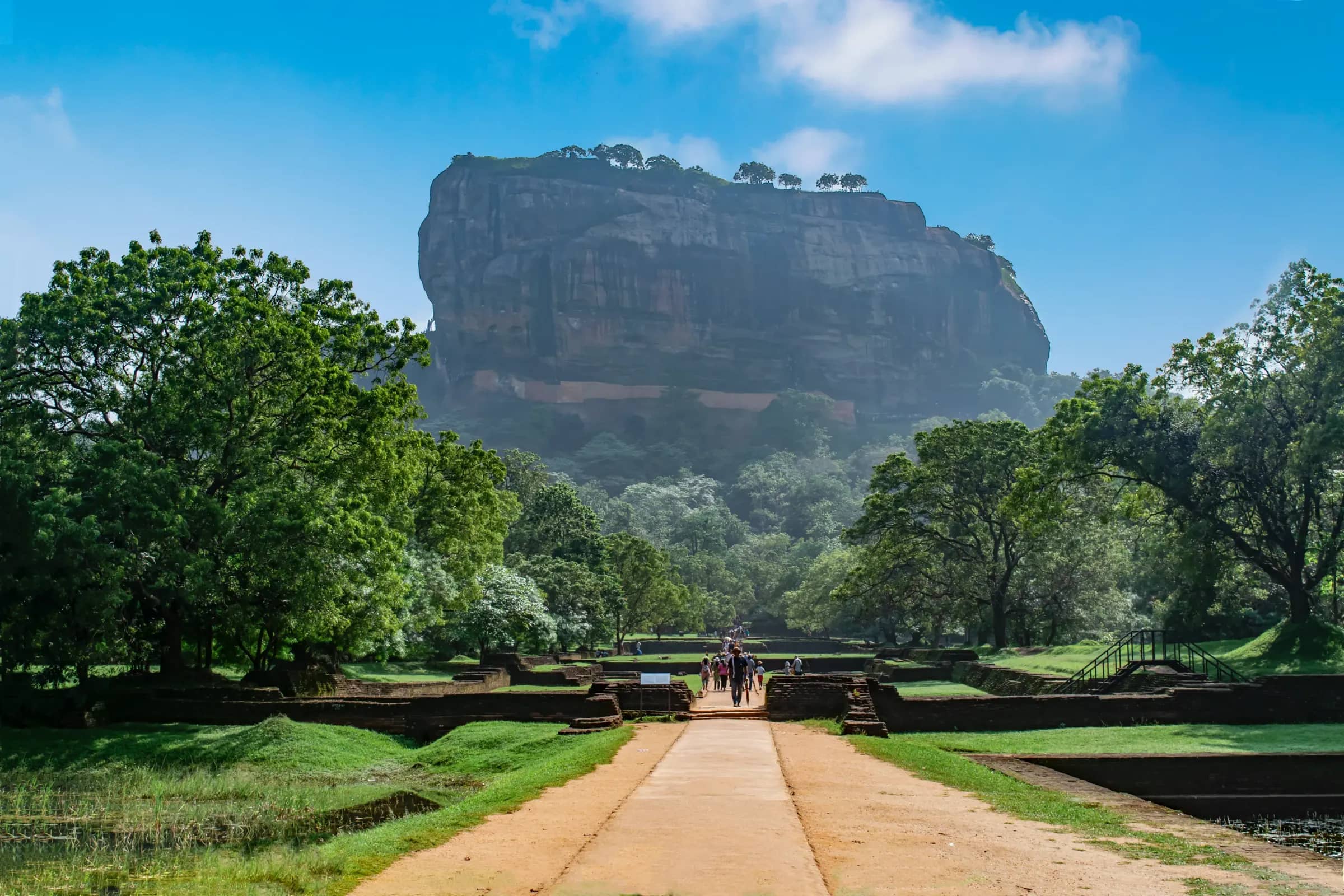 Löwenfelsen Sigiriya hinter den alten Palastgärten