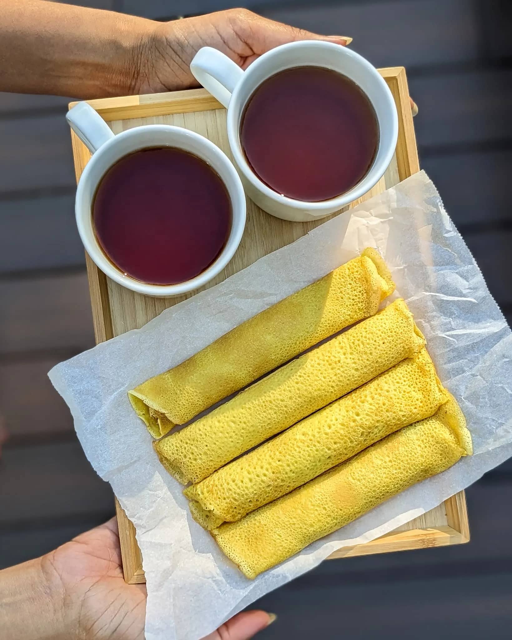 Sri-lankische Pfannkuchen mit Kokosfüllung und Ceylon-Tee