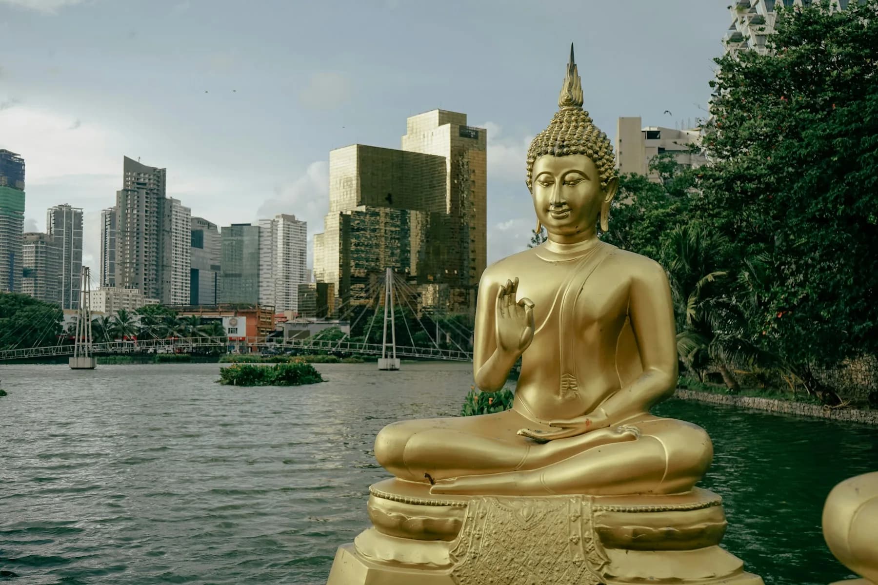 Buddha-Statue am Beira-See in Colombo mit der Skyline im Hintergrund