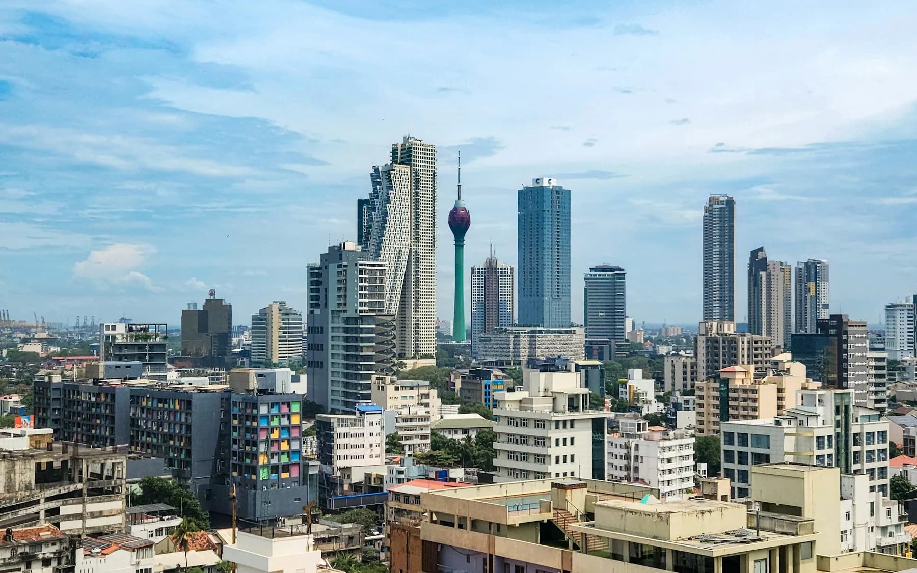 Die Skyline von Colombo mit Hochhäusern und dem Lotus-Tower