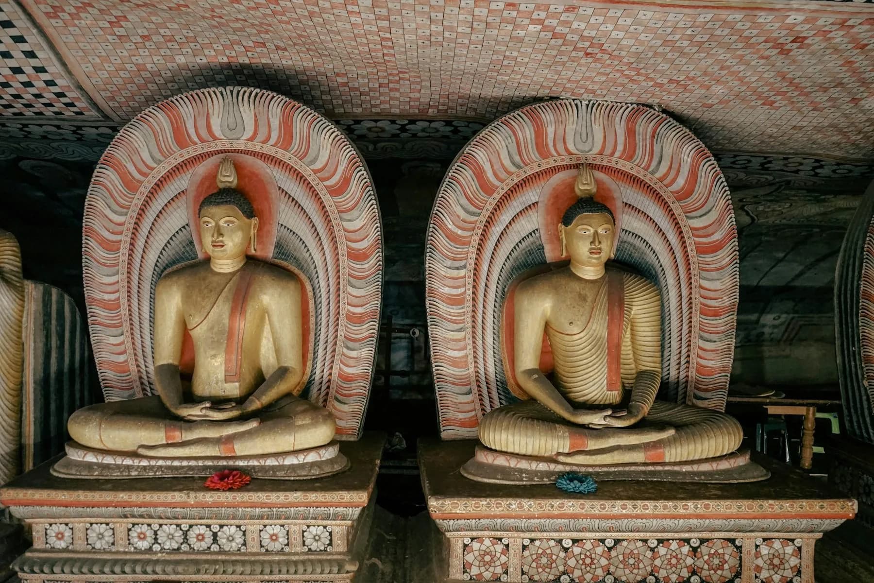 Buddha-Figuren im Höhlentempel von Dambulla