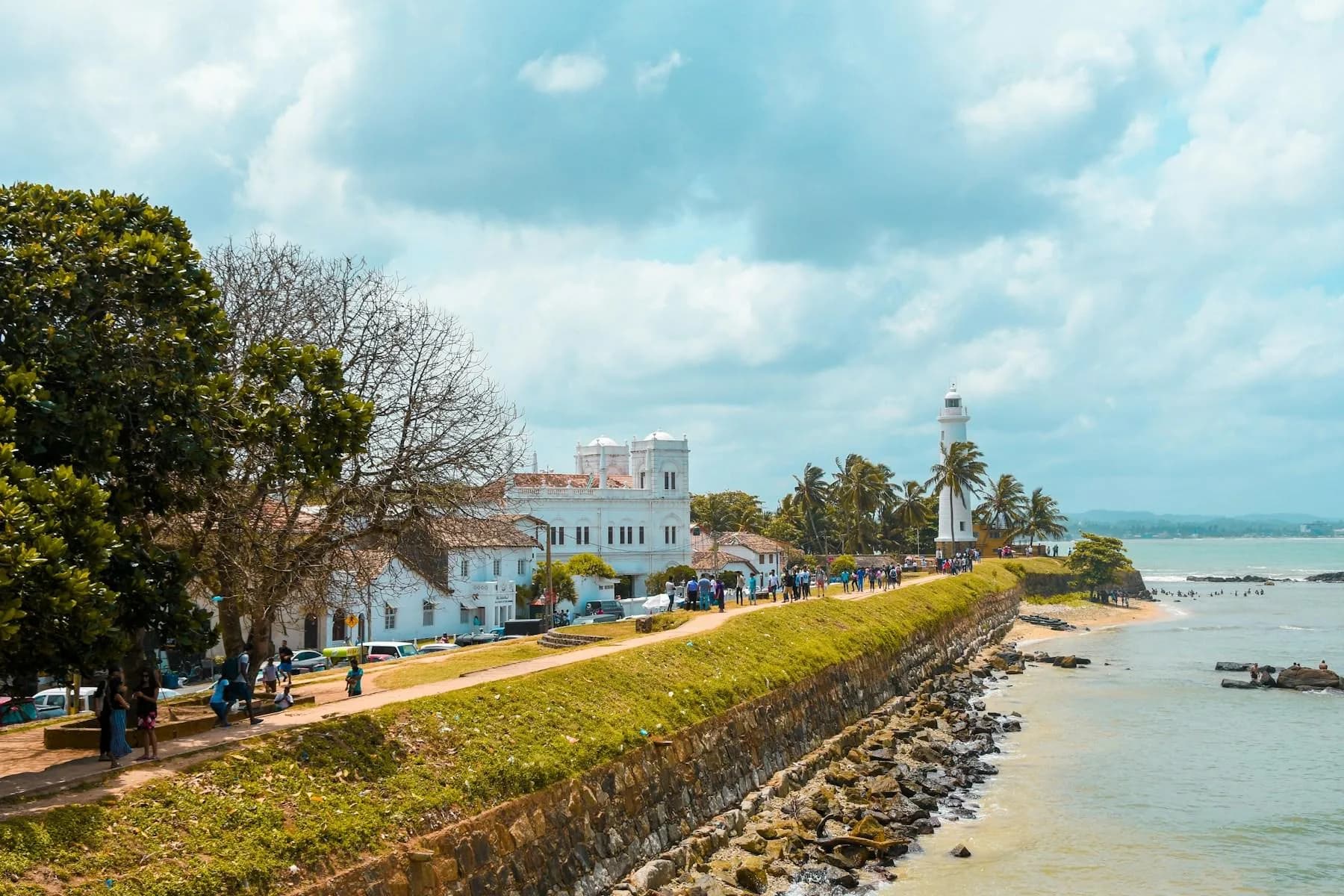 Festungswall und weißer Leuchtturm von Galle Fort am Meer
