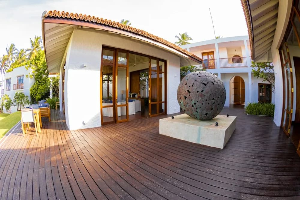 Resort-Bungalow mit Holzterrasse und gepflegtem Garten