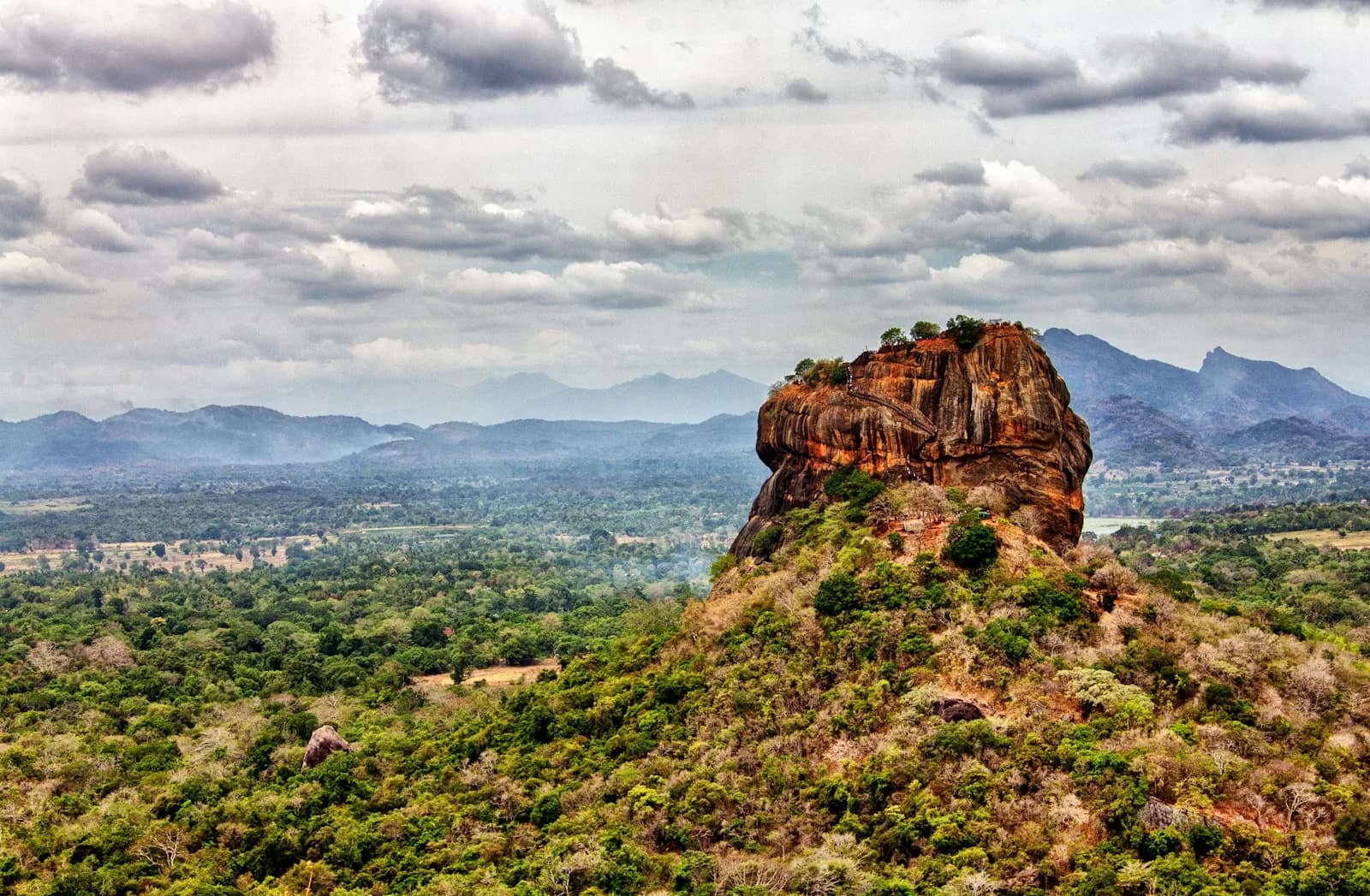 Blick von einem Felsen bei Sigiriya über den Dschungel auf den Löwenfelsen