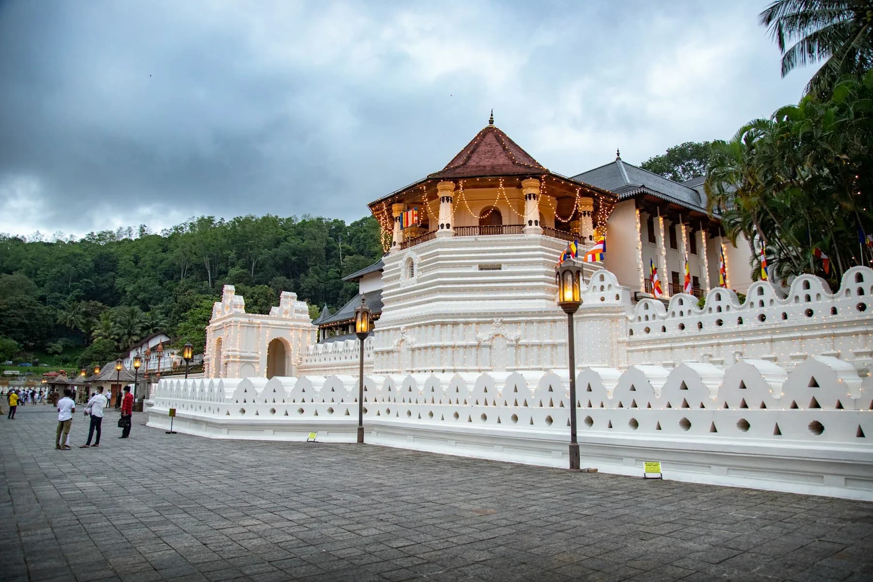 Der weiße Zahntempel von Kandy mit rotem Dach und Fahnen