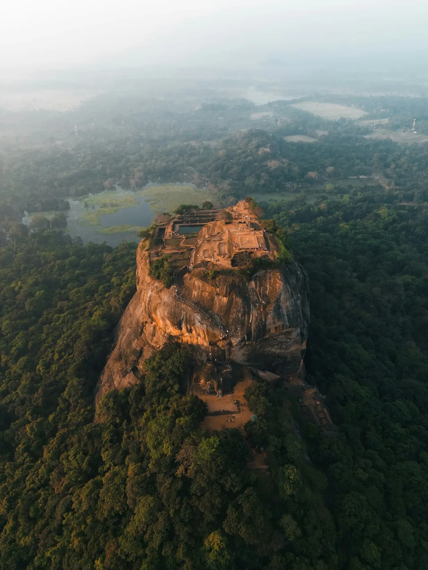 Der Löwenfelsen von Sigiriya aus der Luft über dem Dschungel