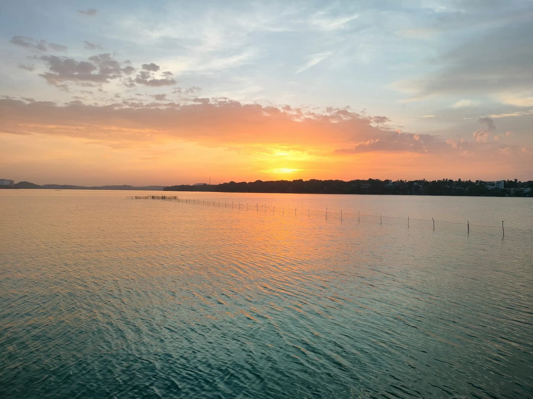 Sonnenuntergang über der ruhigen Bucht von Trincomalee an der Nordostküste