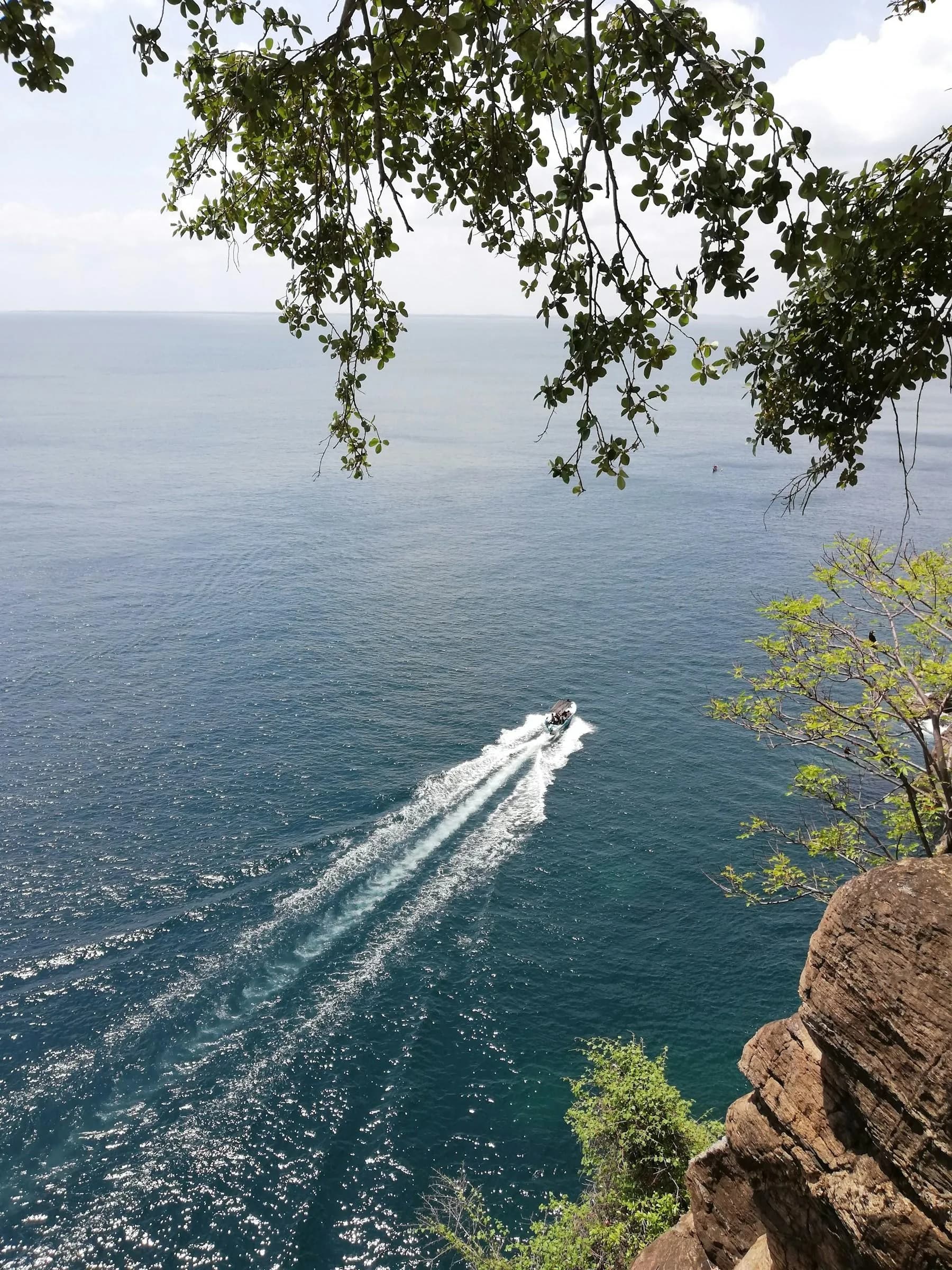 Motorboot zieht eine Spur durch das tiefblaue Wasser vor der Ostküste Sri Lankas