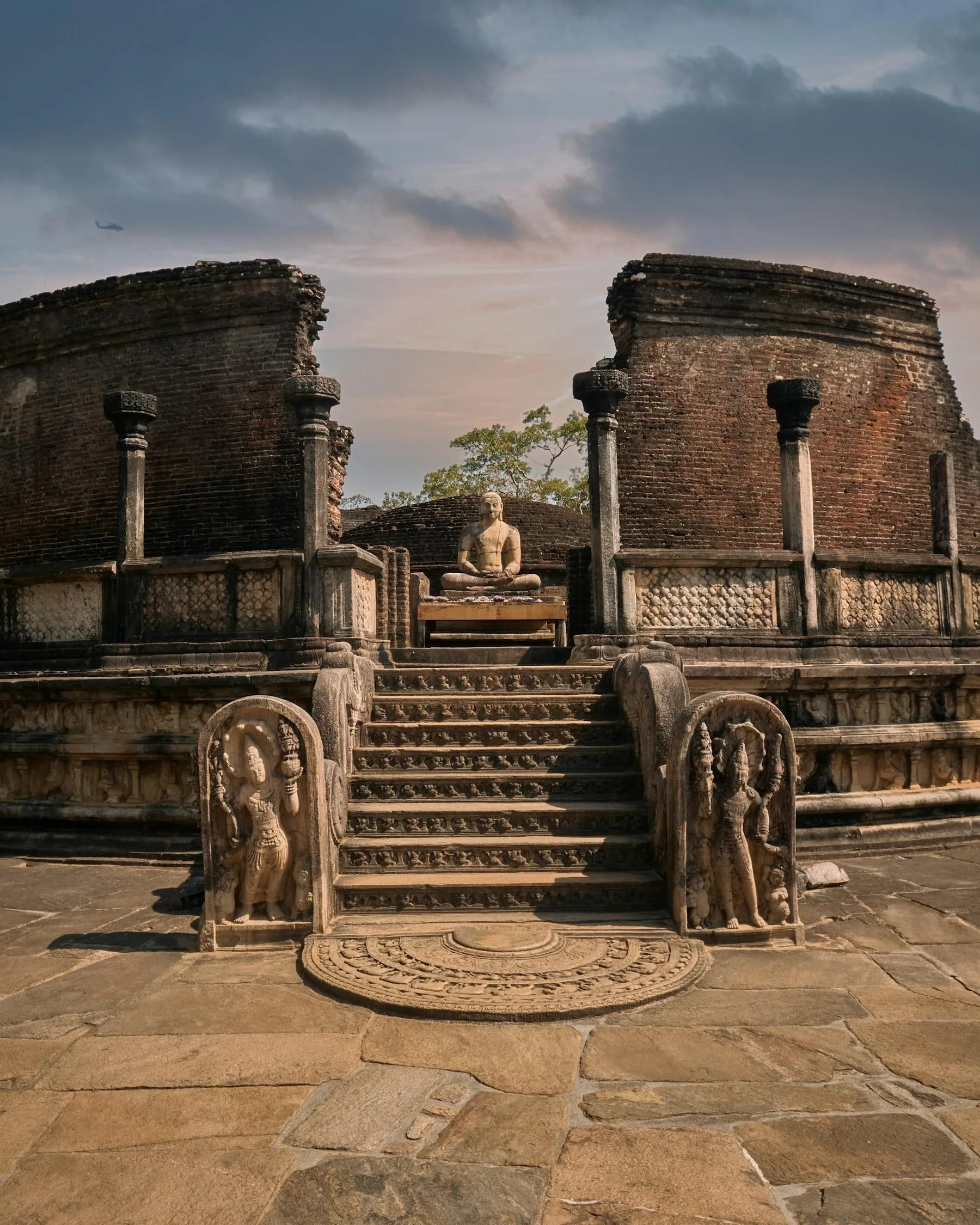 Der Vatadage in Polonnaruwa mit Treppen und Wächtersteinen