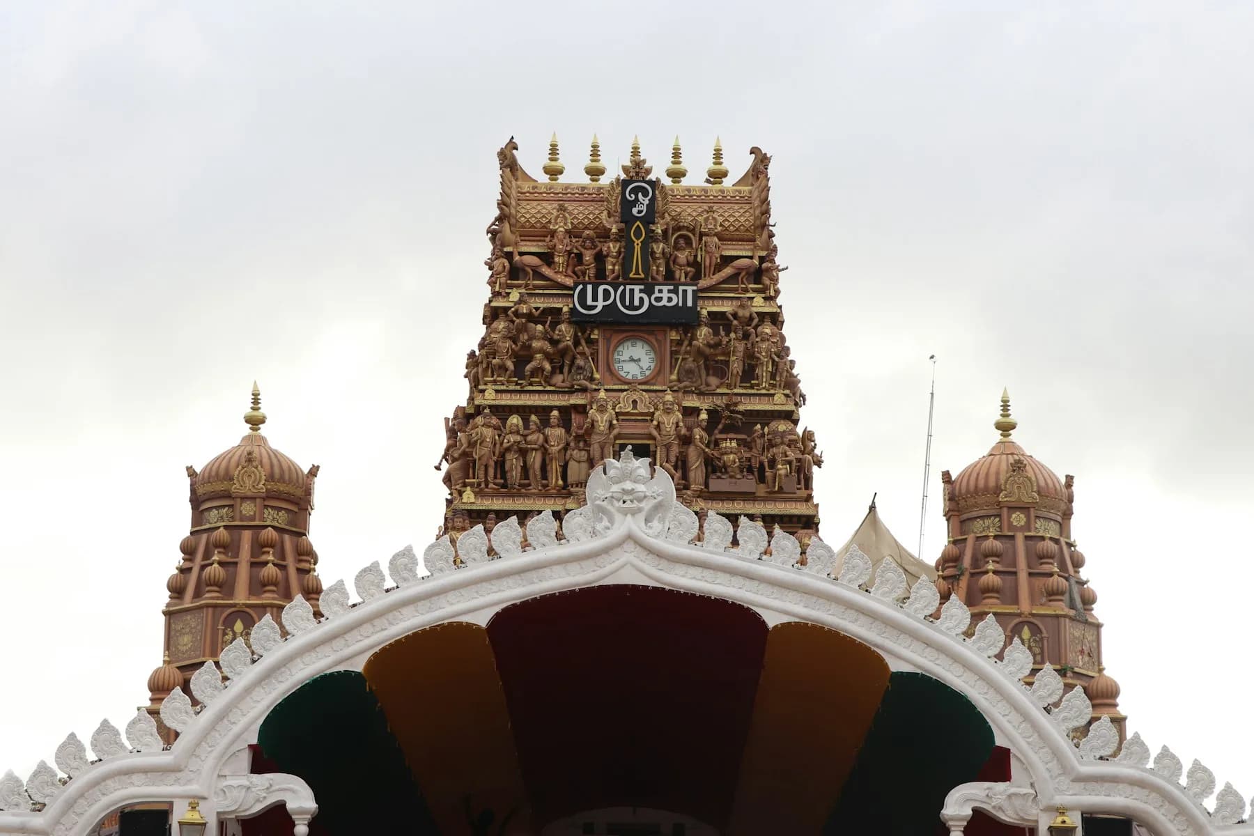 Bunter Tempelturm im Norden Sri Lankas