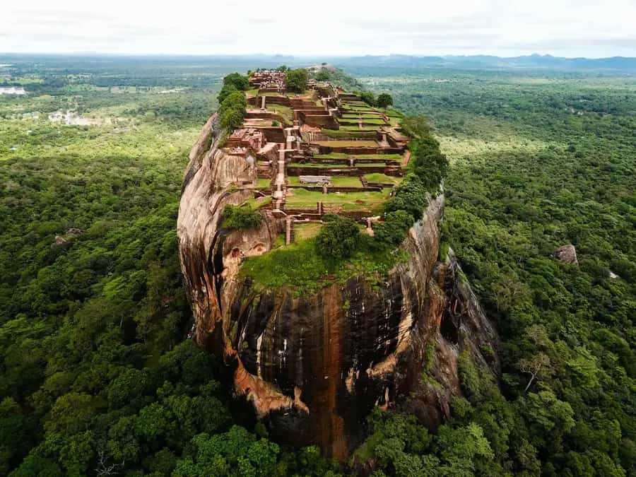Felsenfestung Sigiriya aus der Luft über dem Dschungel