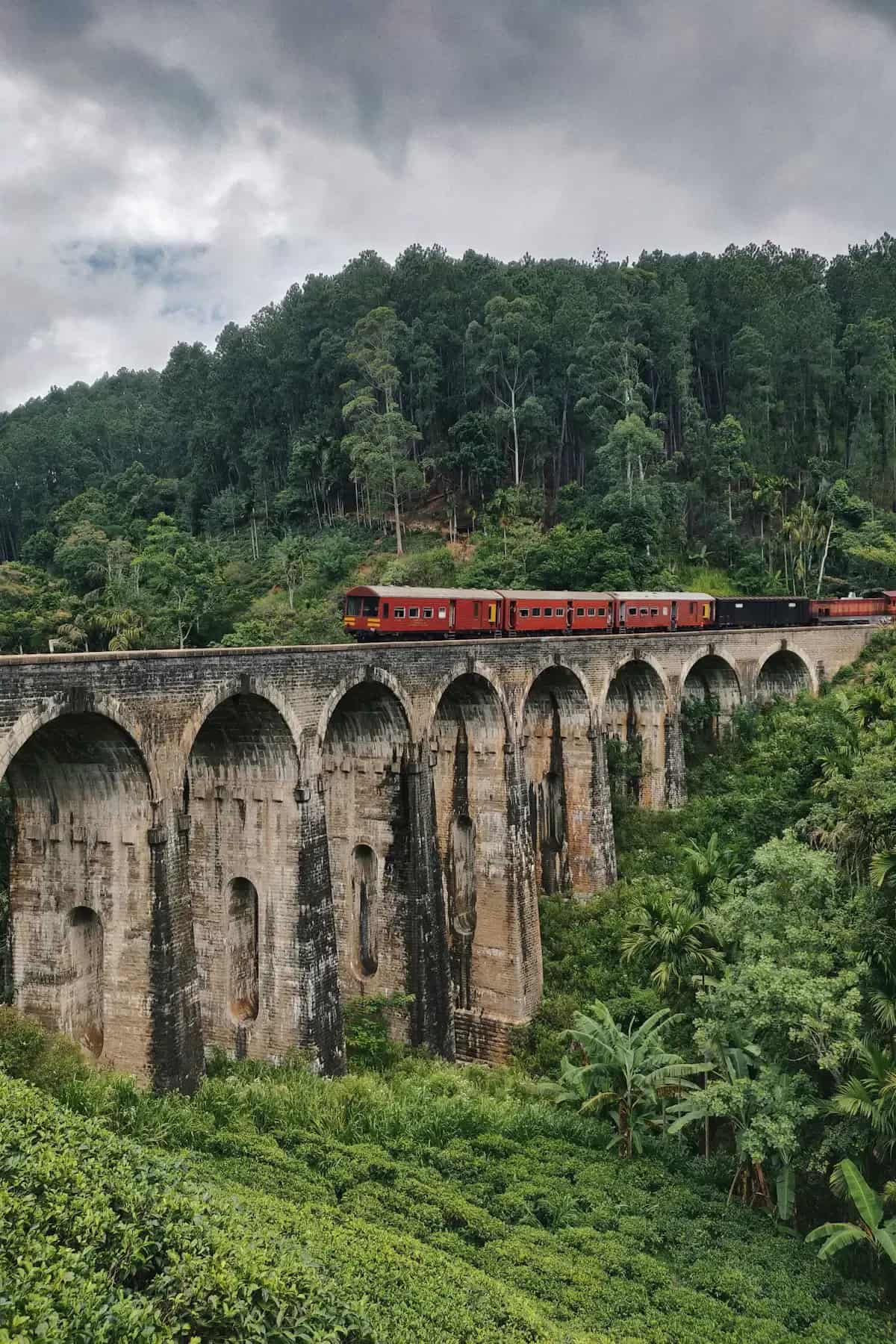 Roter Zug auf der Nine Arches Bridge bei Ella